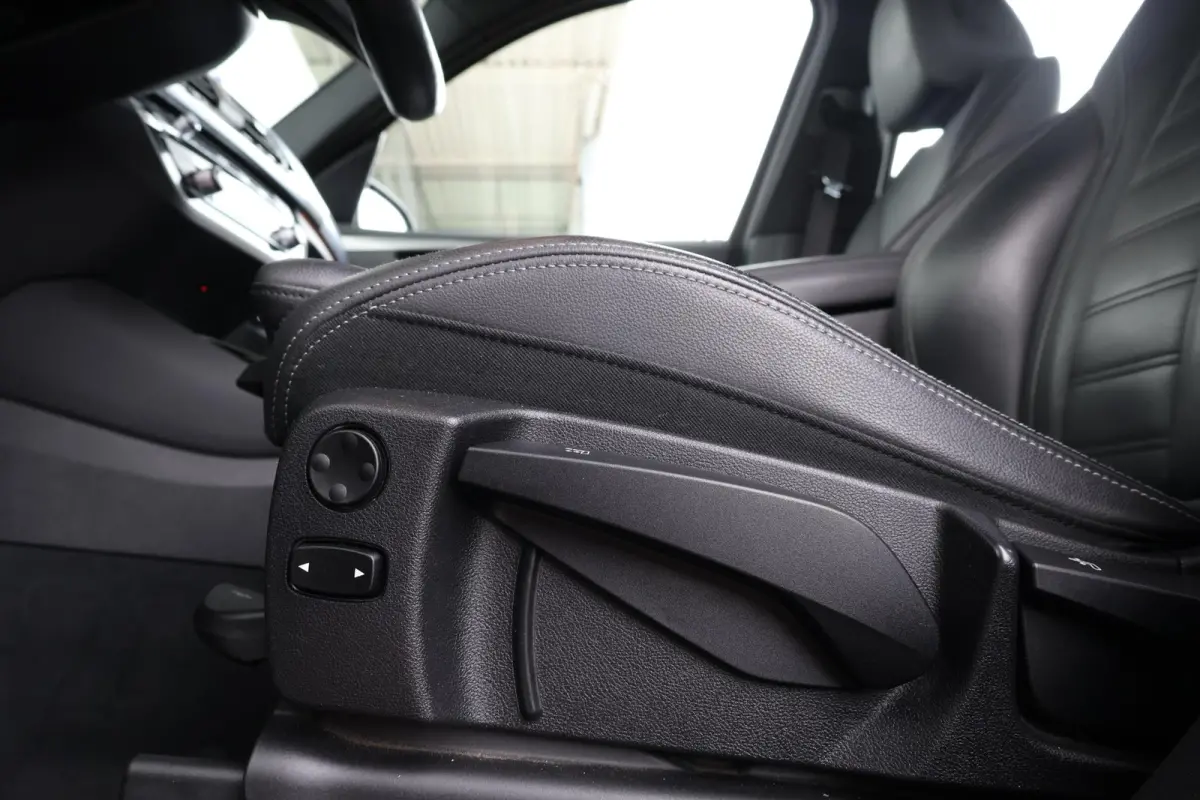 xDrive20i High Executive / M-Sport Pakket / Stuur & Stoelverwarming / Hifi / Head-Up / Adaptieve LED / Comforttoegang /