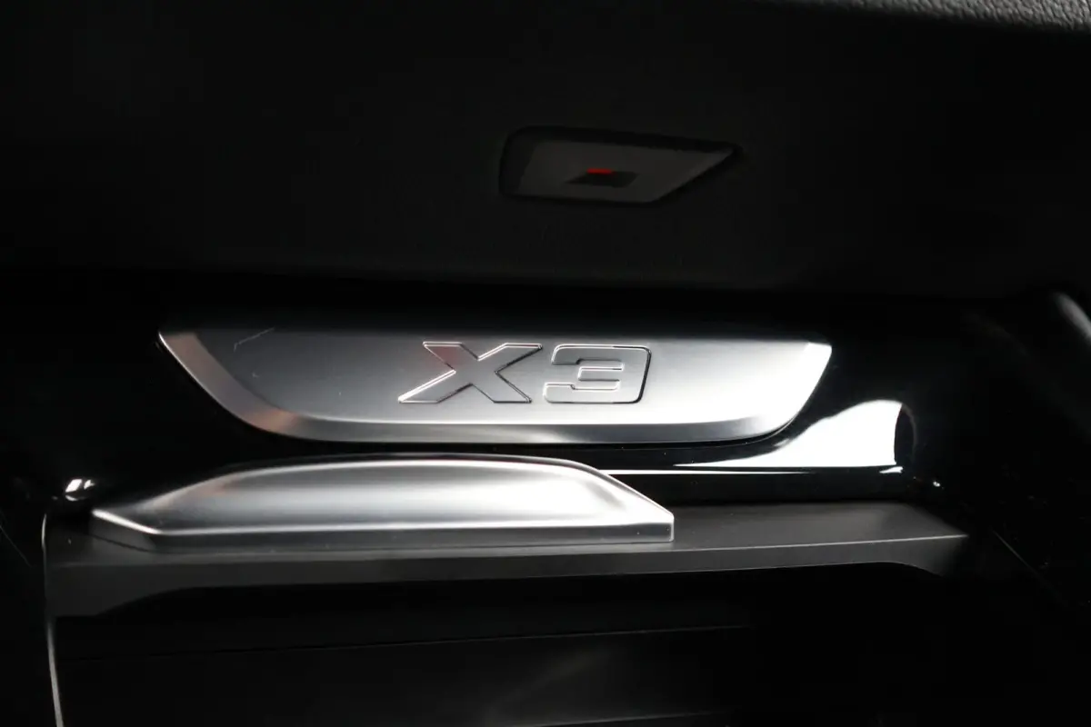 xDrive20i High Executive / M-Sport Pakket / Stuur & Stoelverwarming / Hifi / Head-Up / Adaptieve LED / Comforttoegang /