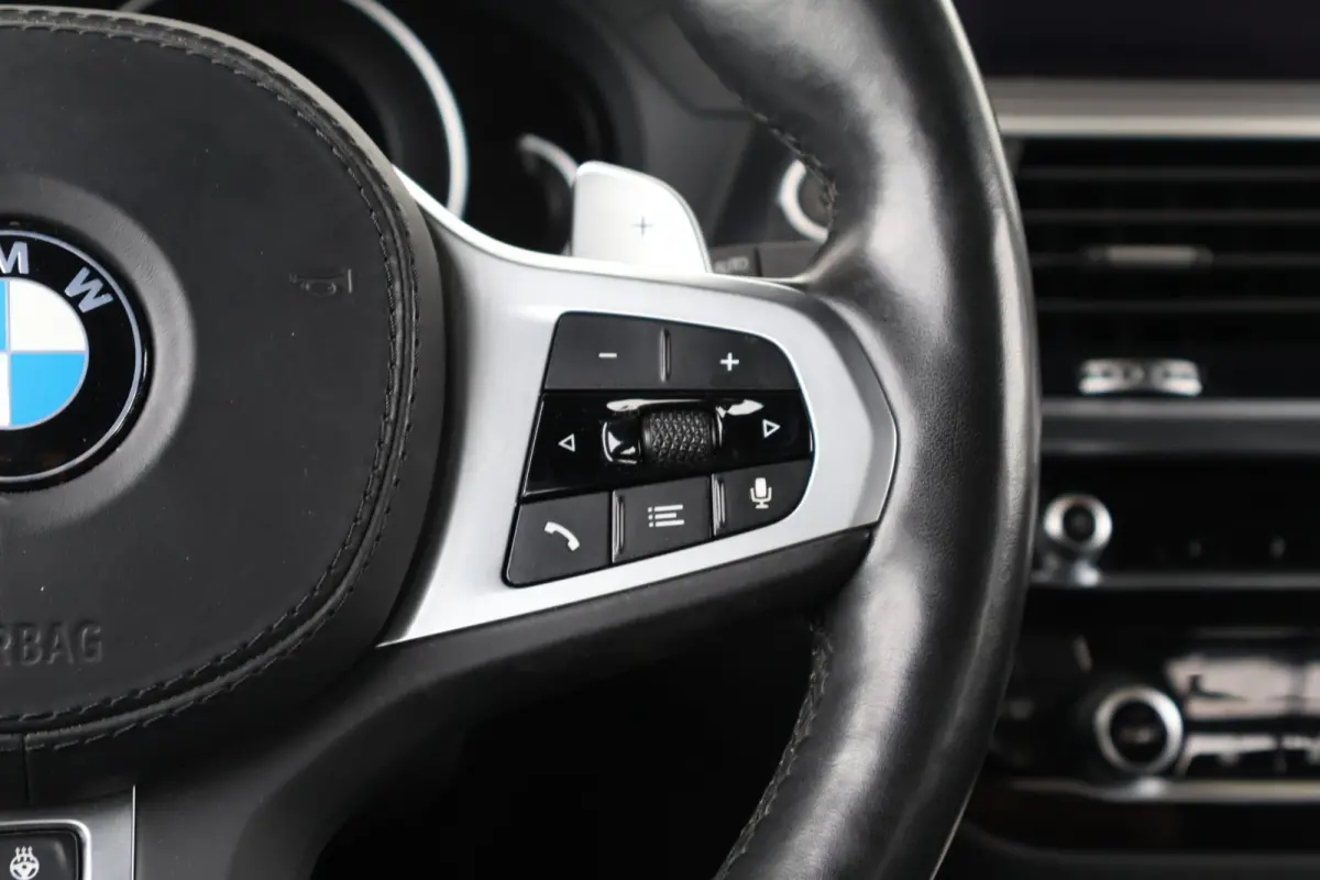 xDrive20i High Executive / M-Sport Pakket / Stuur & Stoelverwarming / Hifi / Head-Up / Adaptieve LED / Comforttoegang /