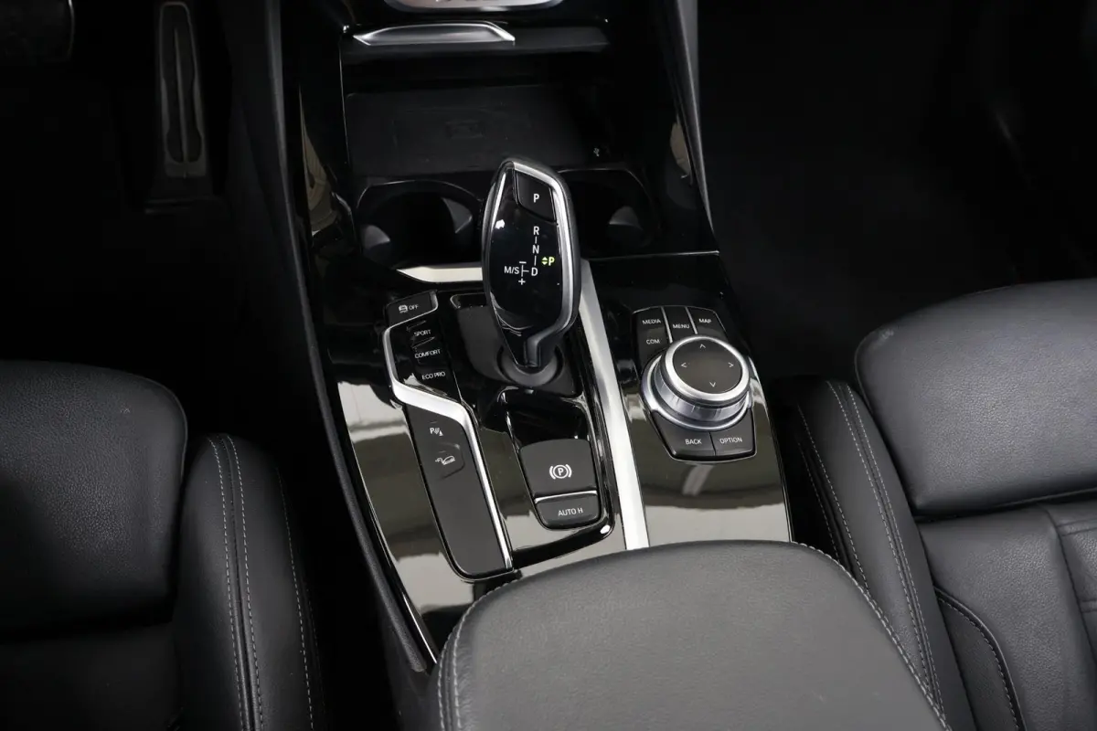 xDrive20i High Executive / M-Sport Pakket / Stuur & Stoelverwarming / Hifi / Head-Up / Adaptieve LED / Comforttoegang /