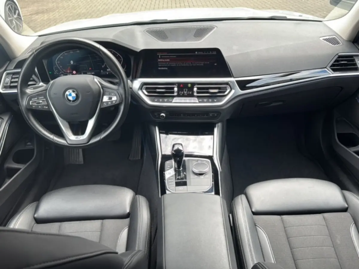 318I SPORTLINE M-PAKKET LEDER/CAMERA/STOELVERW/E-KLEP/CRUISE/LED