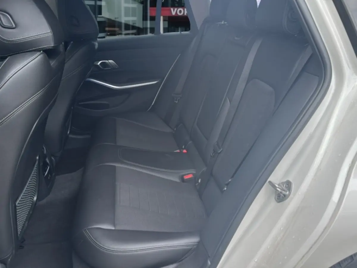 318I SPORTLINE M-PAKKET LEDER/CAMERA/STOELVERW/E-KLEP/CRUISE/LED