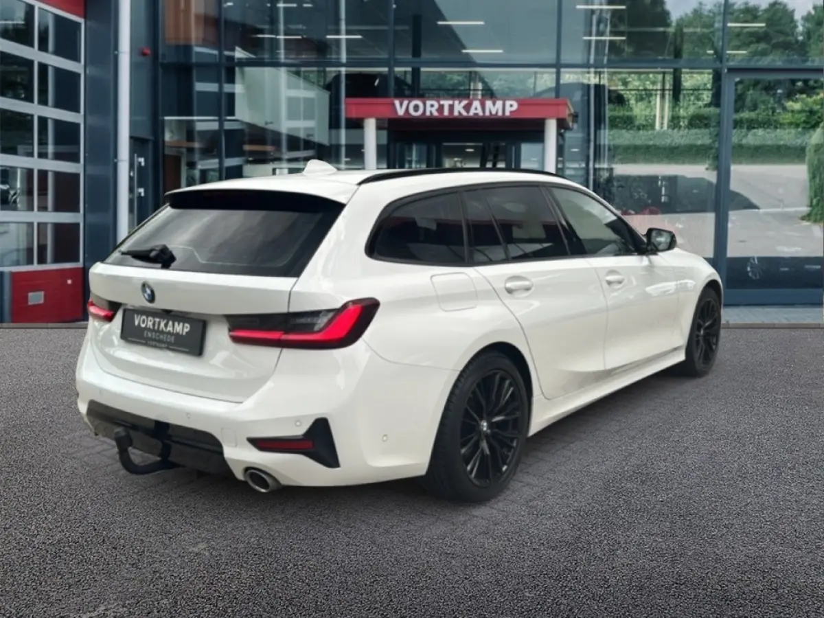 318I SPORTLINE M-PAKKET LEDER/CAMERA/STOELVERW/E-KLEP/CRUISE/LED