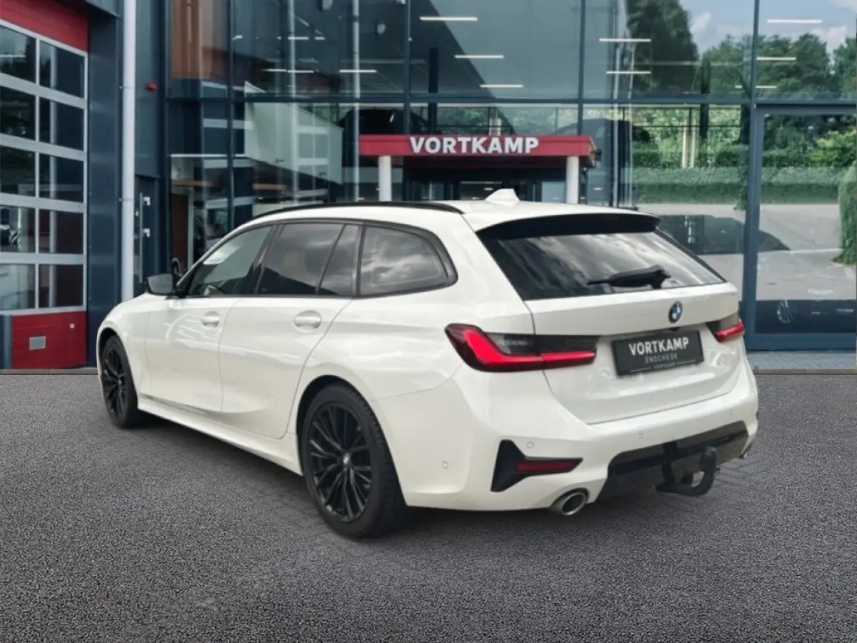 318I SPORTLINE M-PAKKET LEDER/CAMERA/STOELVERW/E-KLEP/CRUISE/LED