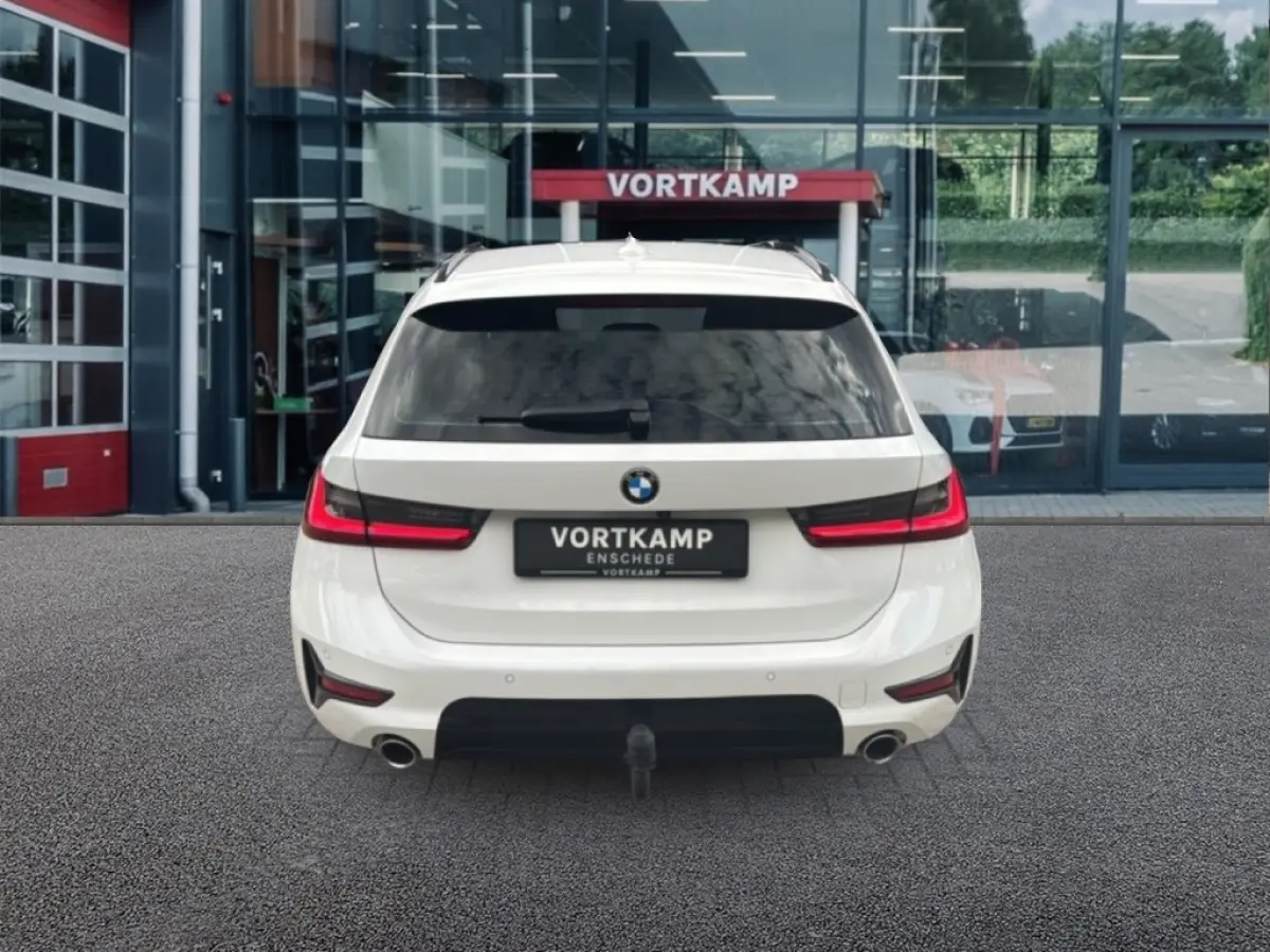 318I SPORTLINE M-PAKKET LEDER/CAMERA/STOELVERW/E-KLEP/CRUISE/LED