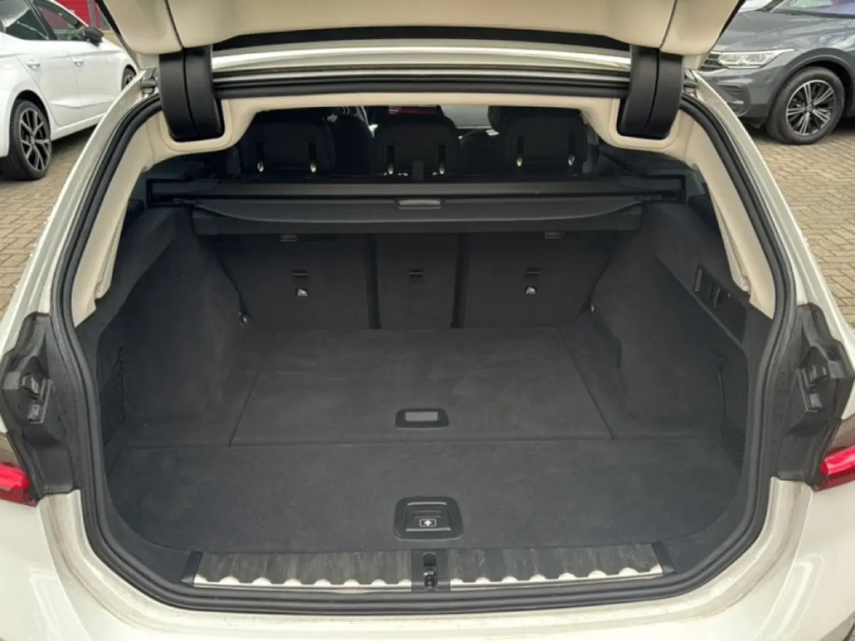 318I SPORTLINE M-PAKKET LEDER/CAMERA/STOELVERW/E-KLEP/CRUISE/LED