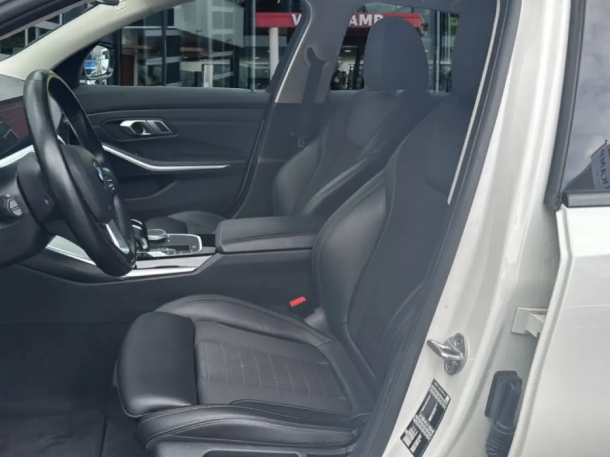 318I SPORTLINE M-PAKKET LEDER/CAMERA/STOELVERW/E-KLEP/CRUISE/LED