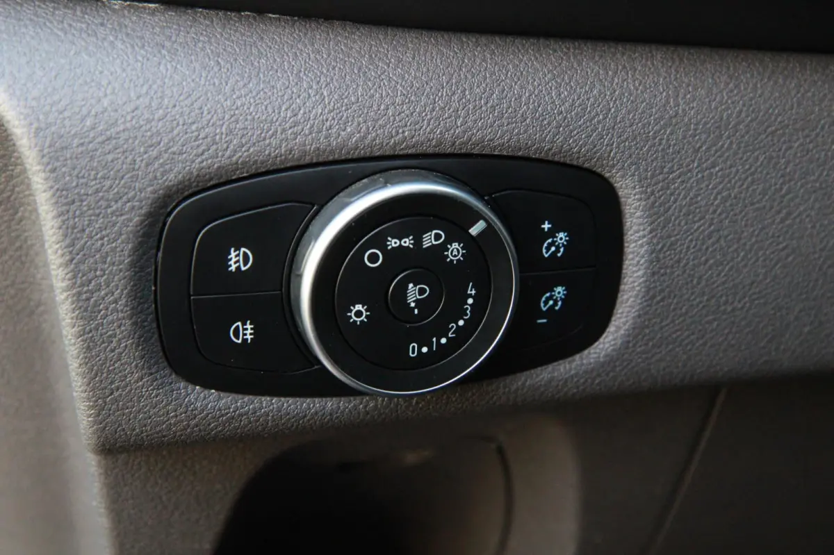 320 2.0 TDCI L2H1 Platinum Edition DC / Automaat 130PK / BOM VOL