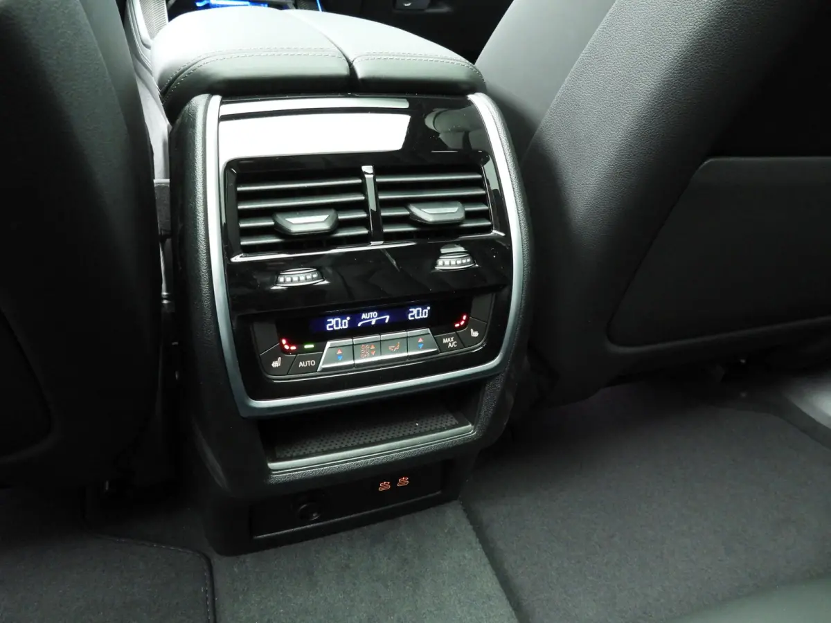 xDrive50e M-Sportpakket-Pro / Panoramadak / Trekhaak / Driving assist prof / Exclusive Pack / Comfort plus Pack / Bower & Wilkens