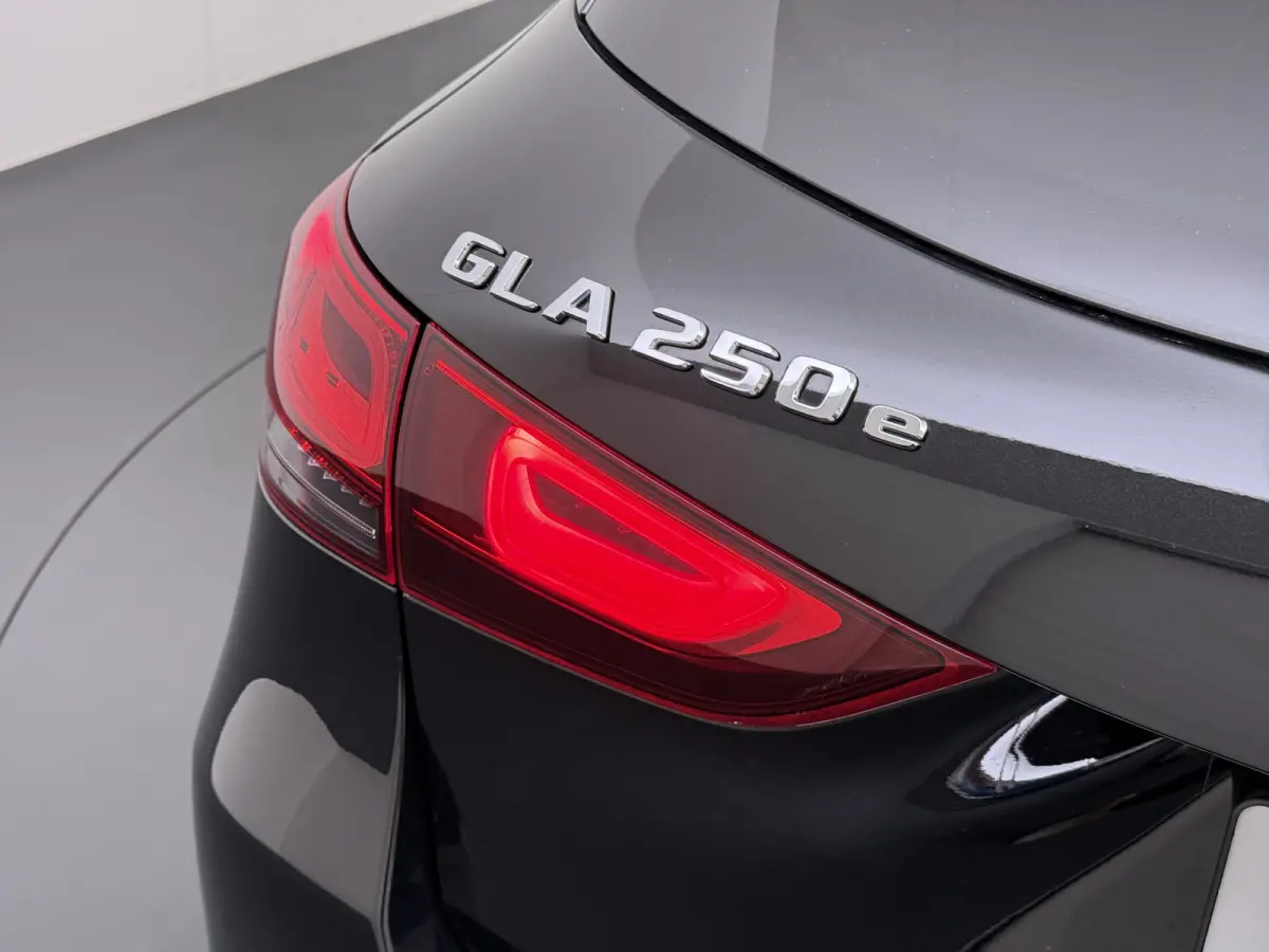 250e Luxury // SoH 98% // Panoramadak // Memory // MultiBeam LED // Carplay // Keyless // Augmented Reality Sfeerverlichting