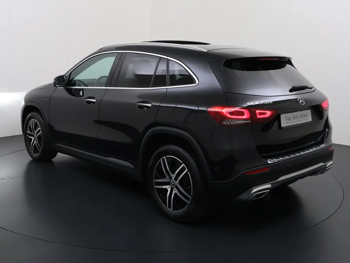 250e Luxury // SoH 98% // Panoramadak // Memory // MultiBeam LED // Carplay // Keyless // Augmented Reality Sfeerverlichting