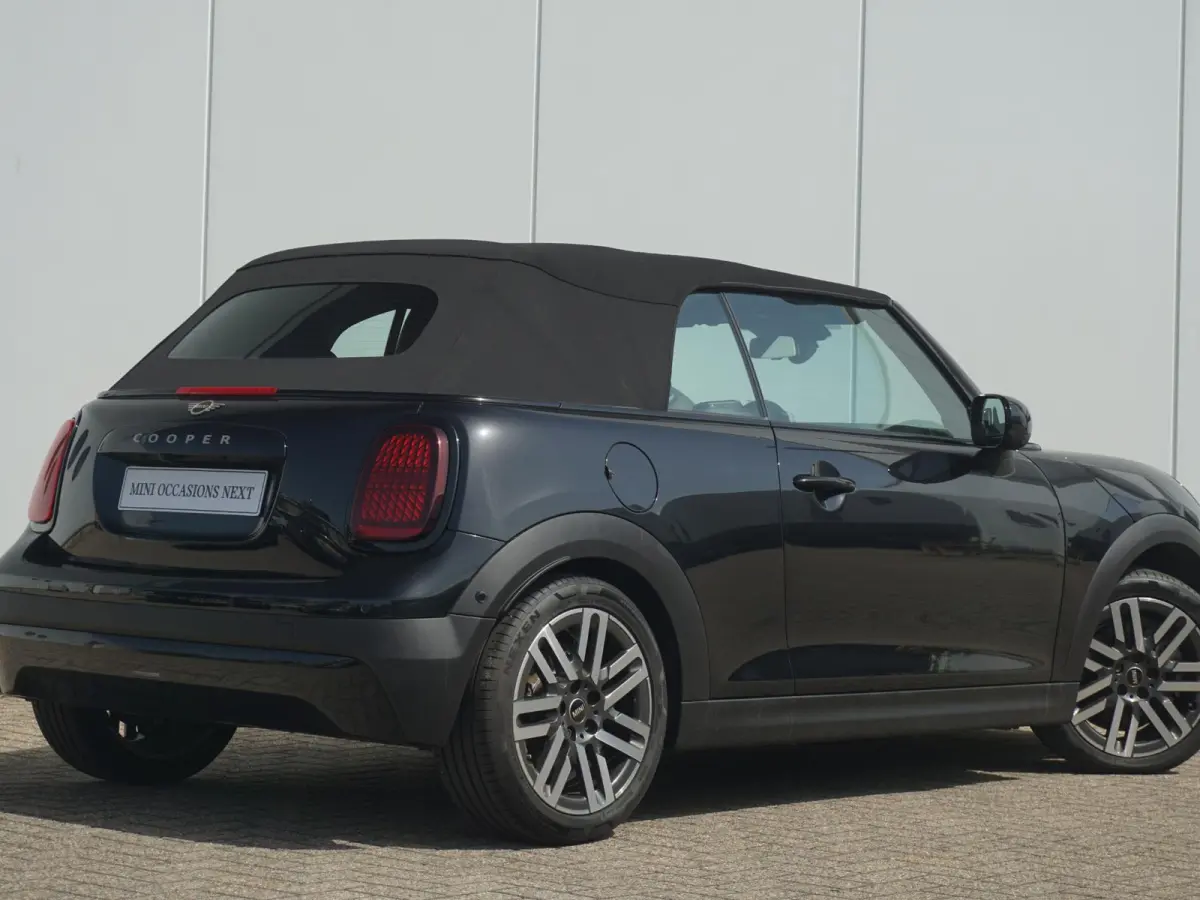 C | Classic Uitvoering | Pakket L | Harman Kardon | Stoel & Stuurverwarming | Driving Assistant Plus | Parking Assistant Plus | Head Up Display
