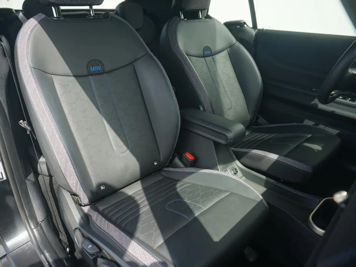 C | Classic Uitvoering | Pakket L | Harman Kardon | Stoel & Stuurverwarming | Driving Assistant Plus | Parking Assistant Plus | Head Up Display
