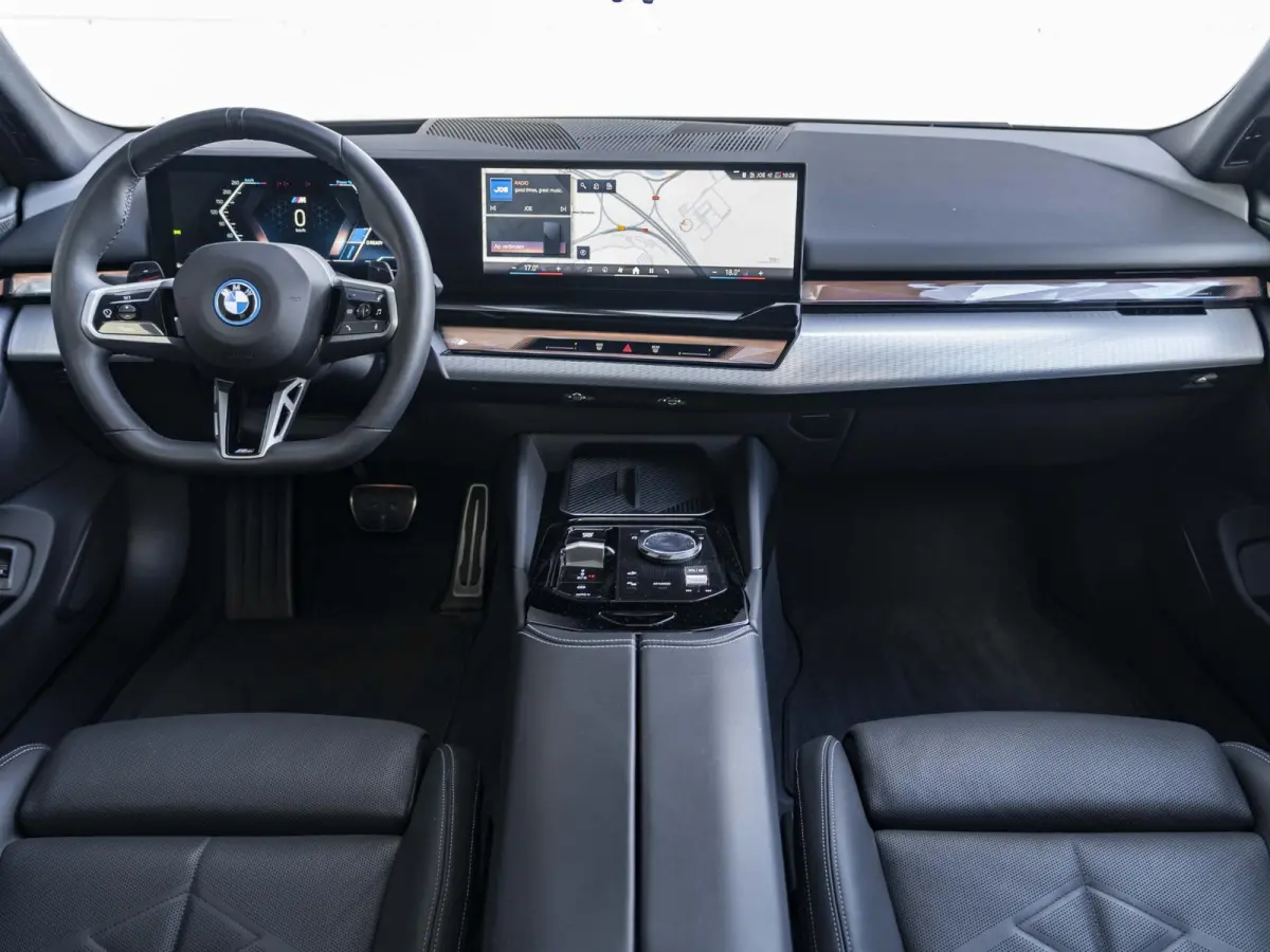 530e xDrive | M Sportpakket | Innovation Pack | Comfort Access | Panoramadak | Stoelventilatie | Harman-Kardon | 20''