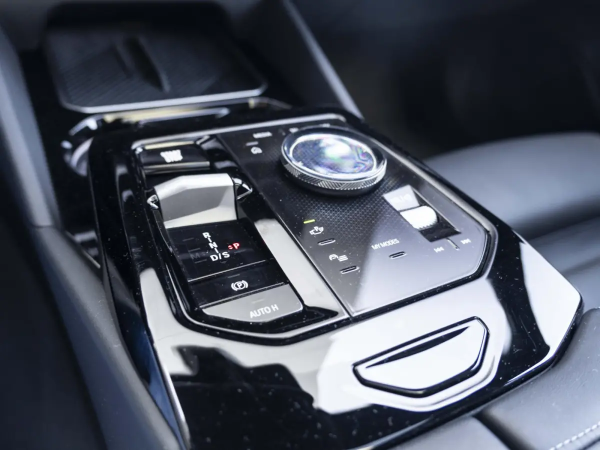 530e xDrive | M Sportpakket | Innovation Pack | Comfort Access | Panoramadak | Stoelventilatie | Harman-Kardon | 20''