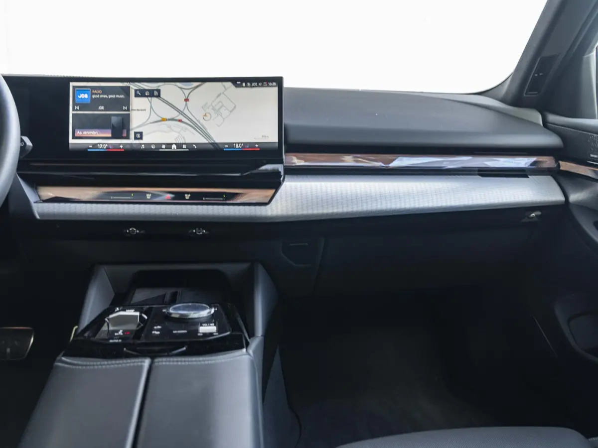 530e xDrive | M Sportpakket | Innovation Pack | Comfort Access | Panoramadak | Stoelventilatie | Harman-Kardon | 20''
