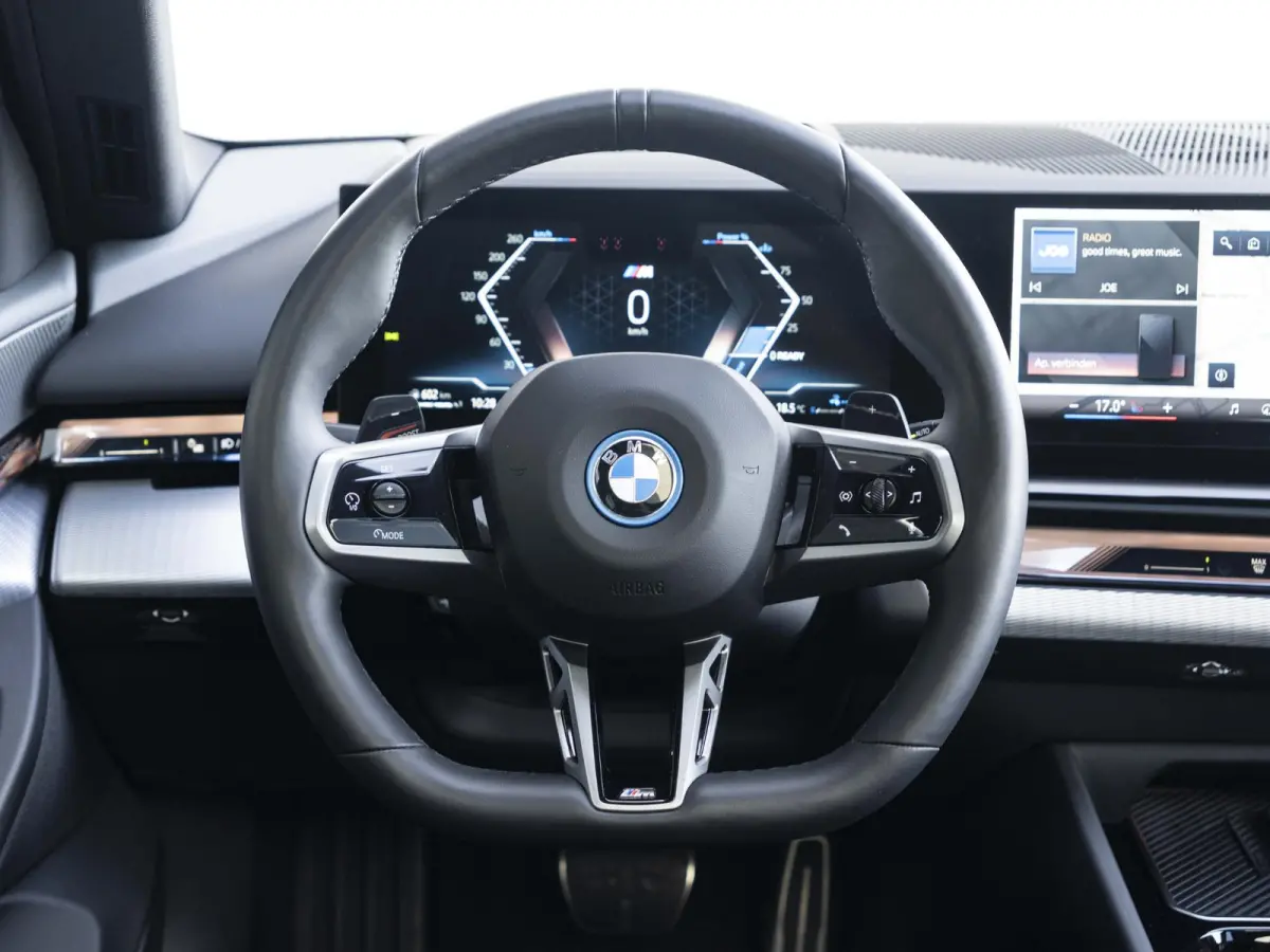 530e xDrive | M Sportpakket | Innovation Pack | Comfort Access | Panoramadak | Stoelventilatie | Harman-Kardon | 20''
