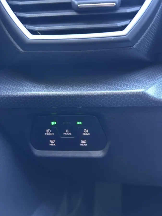 1.0 eTSI AUTOM. Style DIGI DISPLAY I APPLE CARPLAY I NAVI + CAMERA I PDC V+A