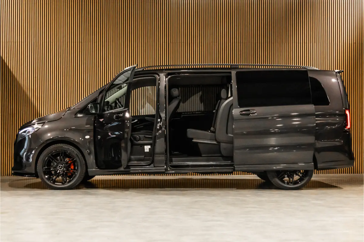 119 CDI DC L3 XL | AMG | L+R Schuifdeur | Dubbel cabine | Navigatie | CarPlay | Camera | Lederen bekleding | Stoelverwarming | 2500 kg trekgewicht | Trekhaak | Multibeam Led | PDC V+A