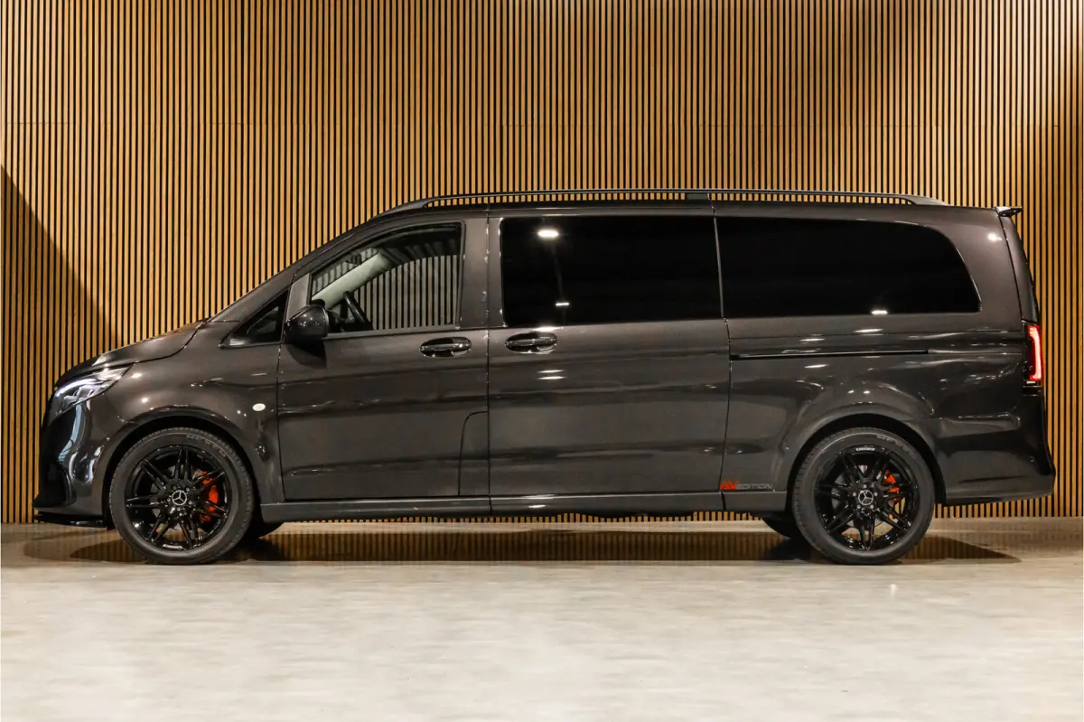 119 CDI DC L3 XL | AMG | L+R Schuifdeur | Dubbel cabine | Navigatie | CarPlay | Camera | Lederen bekleding | Stoelverwarming | 2500 kg trekgewicht | Trekhaak | Multibeam Led | PDC V+A