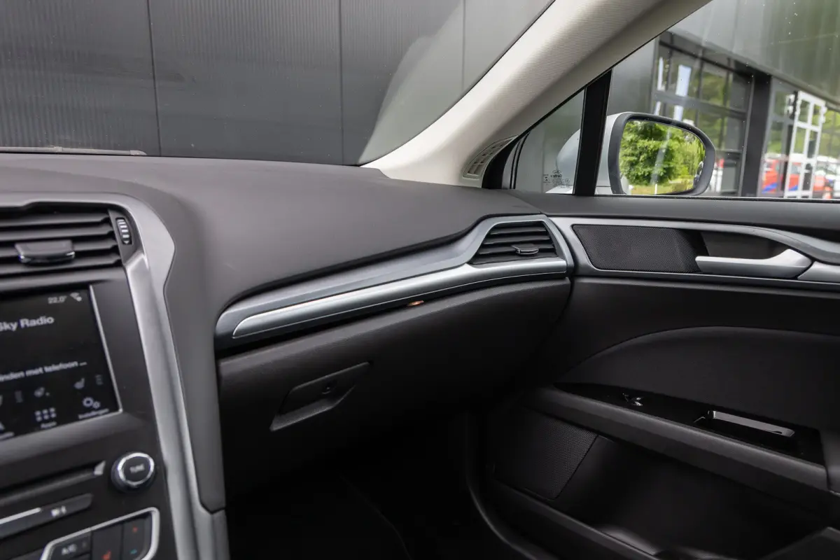 1.5 165pk Titanium 5-deurs | 1 eigenaar | 100% dealer o.h. | NAP | 17 inch | Stoelverwarming | LED-verlichting | Privacy-glass | Elec. stoel incl memory | Keyless entry & start