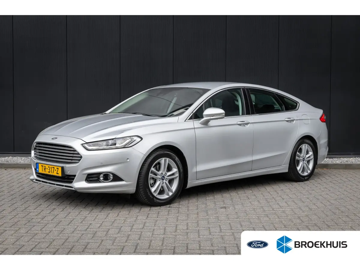 1.5 165pk Titanium 5-deurs | 1 eigenaar | 100% dealer o.h. | NAP | 17 inch | Stoelverwarming | LED-verlichting | Privacy-glass | Elec. stoel incl memory | Keyless entry & start