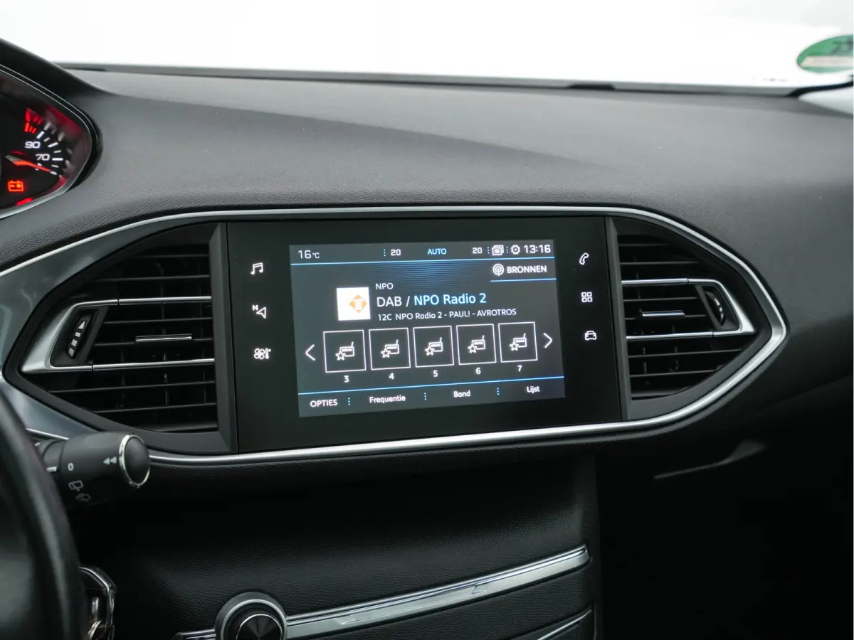 1.5 BlueHDi Blue Lease Premium *PANO | NAVI-FULLMAP | CAMERA | SPORTSEATS | DAB | PRIVACY-GLASS | ECC | PDC | CRUISE | TOWBAR | 16''ALU*