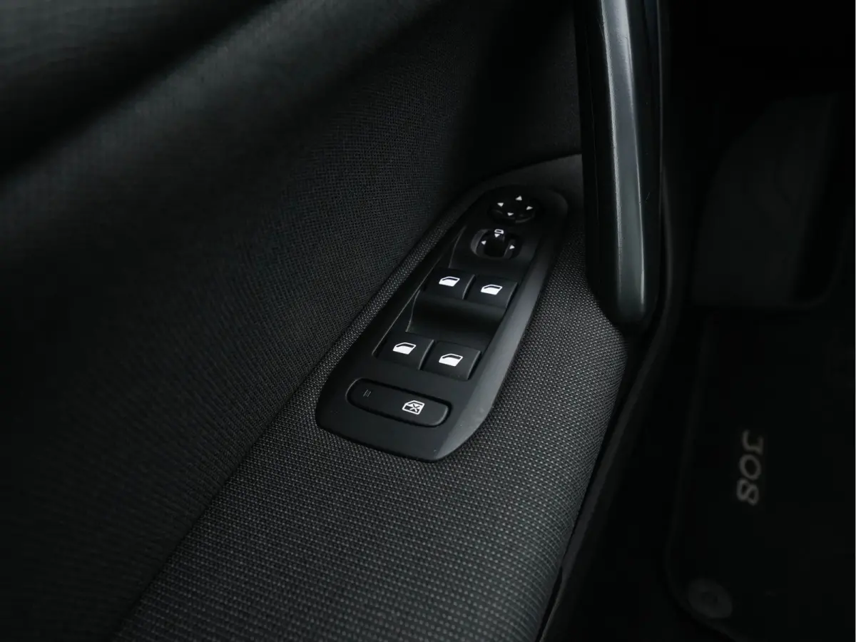 1.5 BlueHDi Blue Lease Premium *PANO | NAVI-FULLMAP | CAMERA | SPORTSEATS | DAB | PRIVACY-GLASS | ECC | PDC | CRUISE | TOWBAR | 16''ALU*