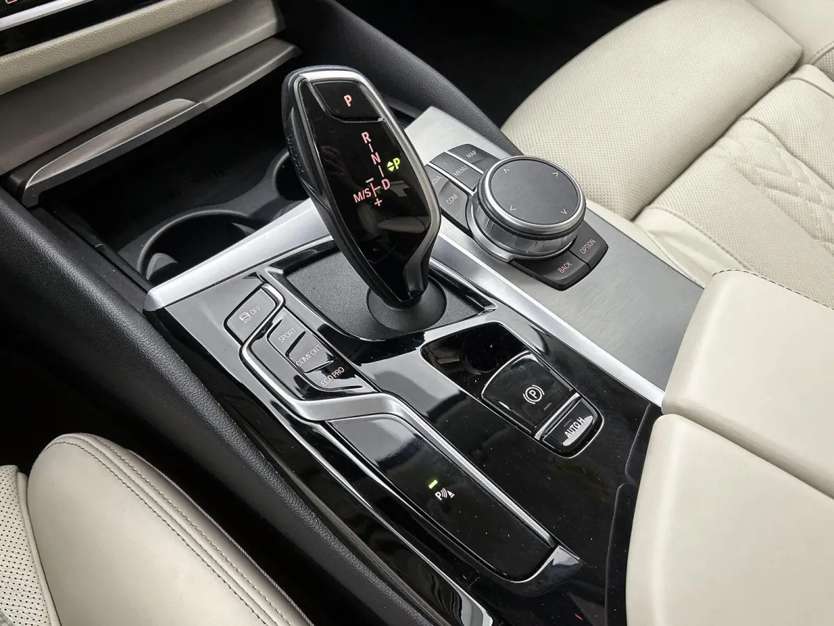 520i High Executive Edition | M- PAKKET SPORTSTUUR | STOELVERWARMING | STOELKOELING | MEMORY STOELEN | LEDEREN BEKLEDING | CRUISE CONTROL |
