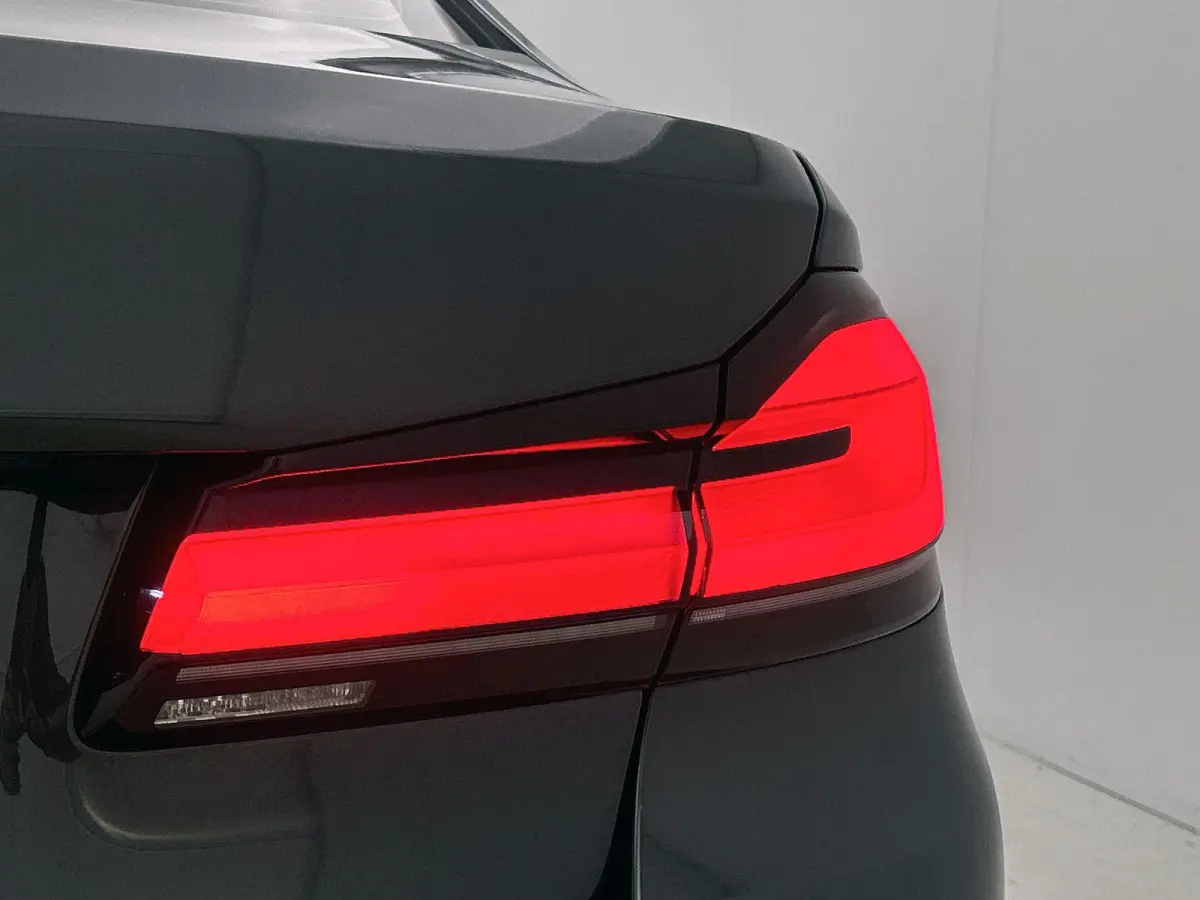 520i High Executive Edition | M- PAKKET SPORTSTUUR | STOELVERWARMING | STOELKOELING | MEMORY STOELEN | LEDEREN BEKLEDING | CRUISE CONTROL |