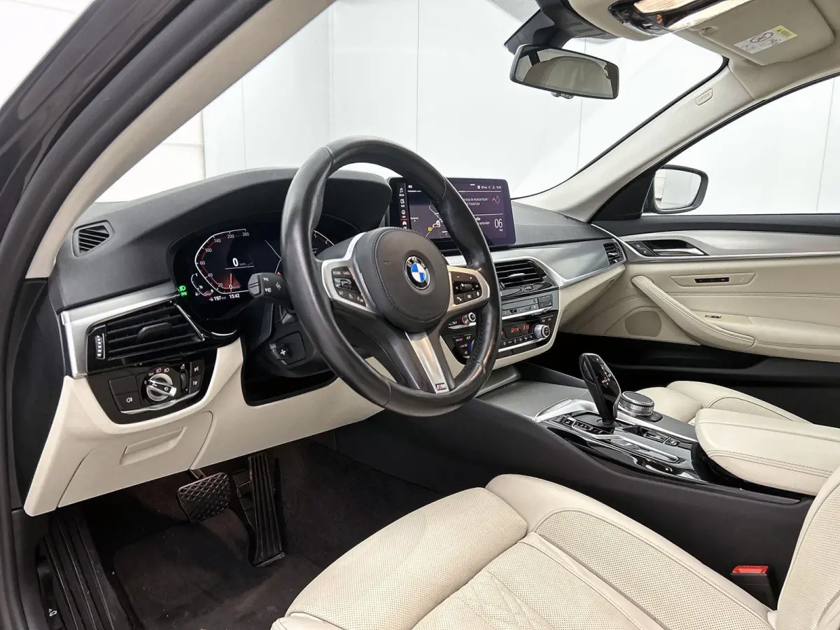 520i High Executive Edition | M- PAKKET SPORTSTUUR | STOELVERWARMING | STOELKOELING | MEMORY STOELEN | LEDEREN BEKLEDING | CRUISE CONTROL |