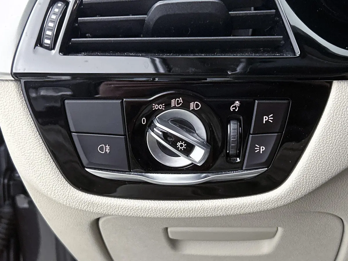 520i High Executive Edition | M- PAKKET SPORTSTUUR | STOELVERWARMING | STOELKOELING | MEMORY STOELEN | LEDEREN BEKLEDING | CRUISE CONTROL |