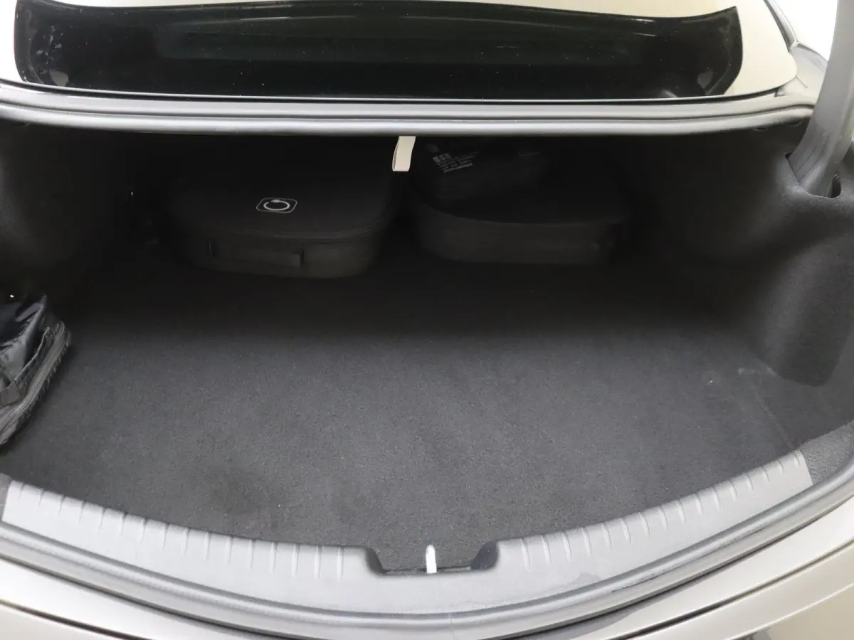 300 e AMG Line Panoramadak/ 19 inch/ Night/ Burmester/ Digital Light/ Winter Pack/