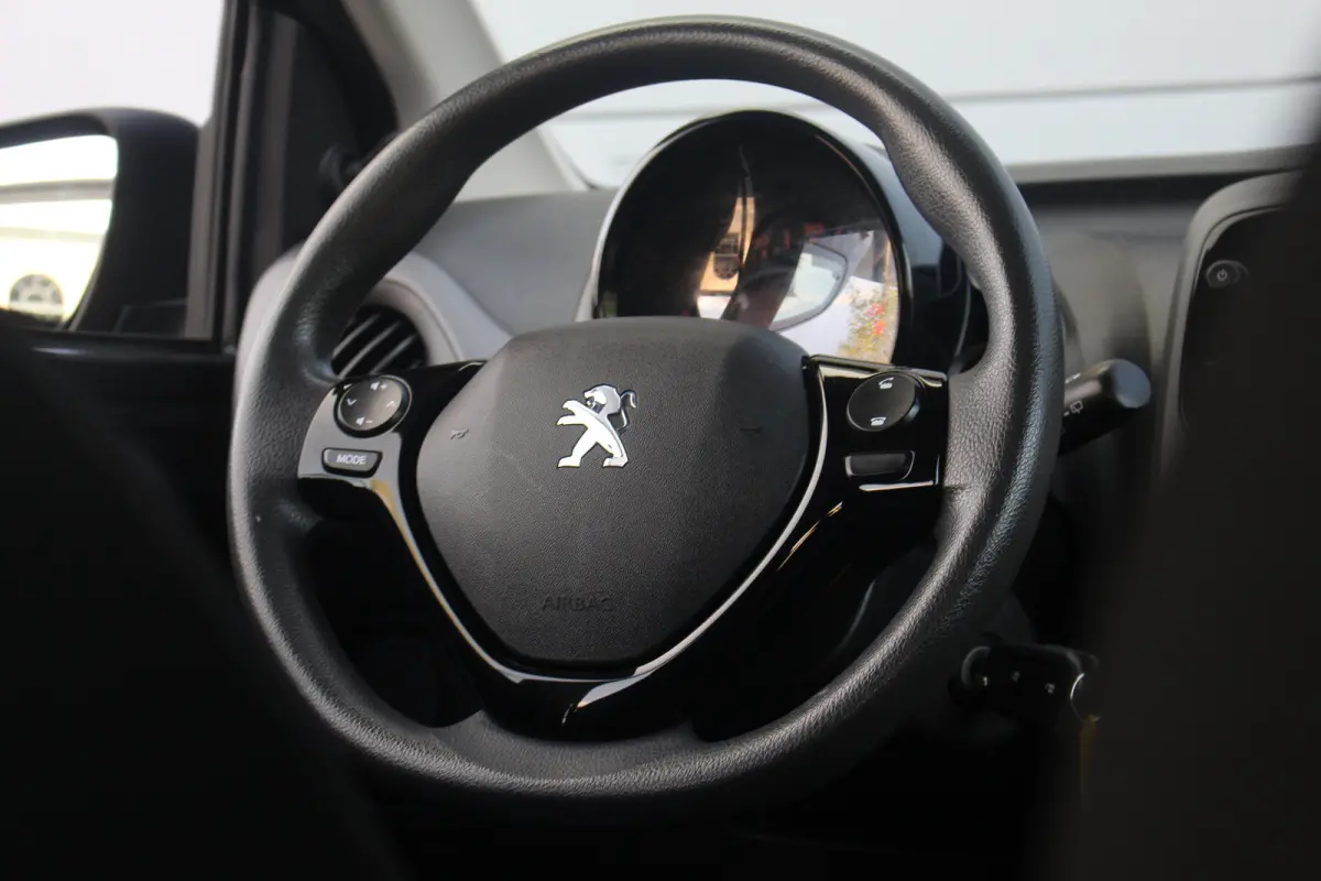 1.0 e-VTi Active | Camera | Carplay | Airco | DAB | Bluetooth | Camera | Carplay | Airco | DAB | Bluetooth |