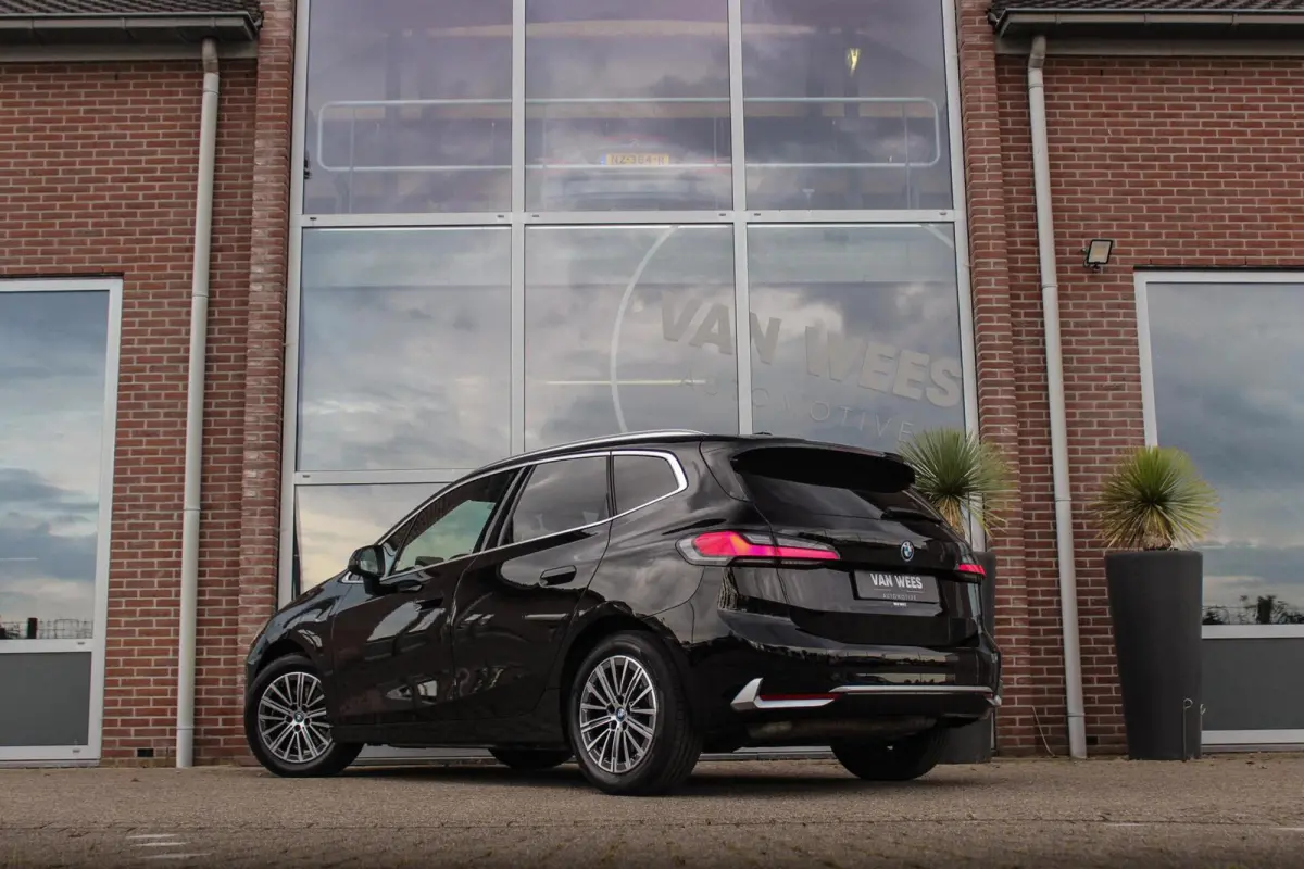 230e xDrive Luxury Line | 1e eigenaar | BTW auto | Driving Assistant | Harman Kardon | 360 camera | Panoramadak | Head-up | M-sportstuur | Keyless entry