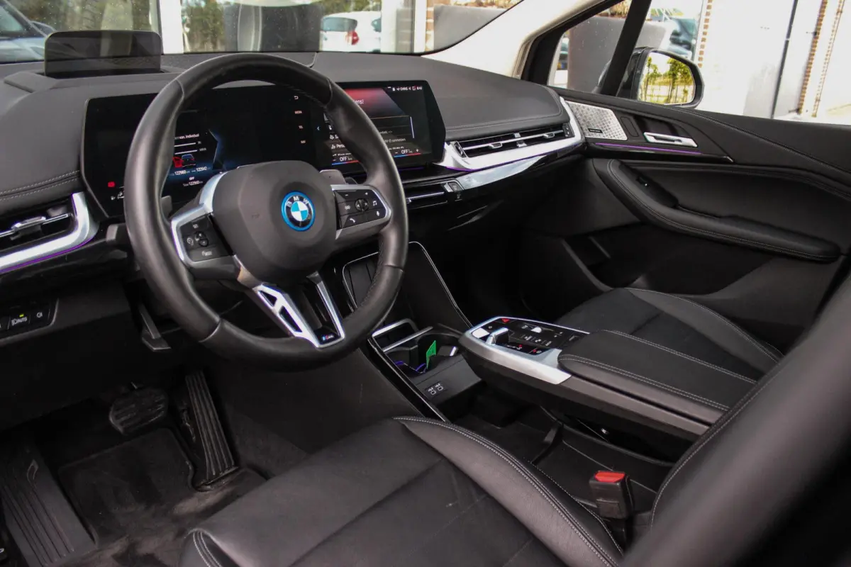 230e xDrive Luxury Line | 1e eigenaar | BTW auto | Driving Assistant | Harman Kardon | 360 camera | Panoramadak | Head-up | M-sportstuur | Keyless entry