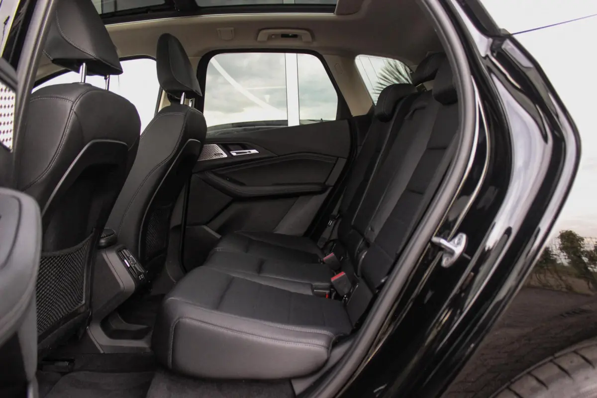 230e xDrive Luxury Line | 1e eigenaar | BTW auto | Driving Assistant | Harman Kardon | 360 camera | Panoramadak | Head-up | M-sportstuur | Keyless entry
