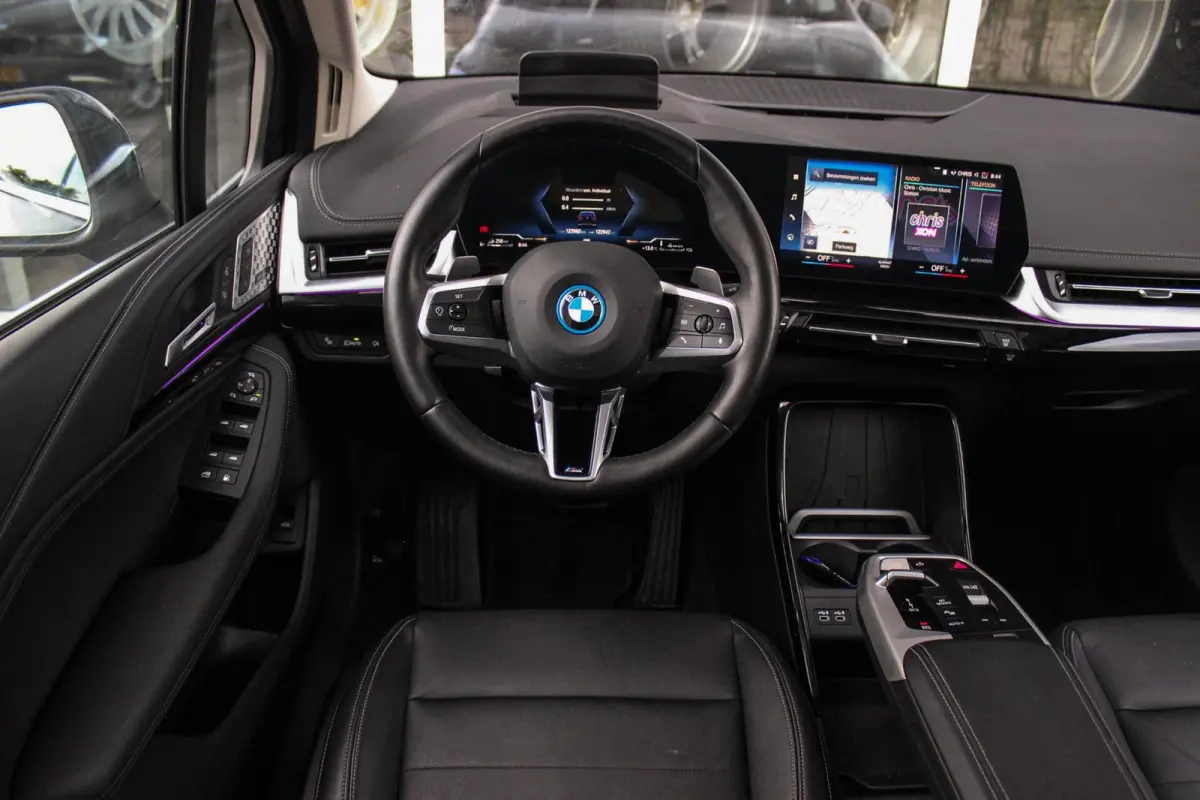 230e xDrive Luxury Line | 1e eigenaar | BTW auto | Driving Assistant | Harman Kardon | 360 camera | Panoramadak | Head-up | M-sportstuur | Keyless entry