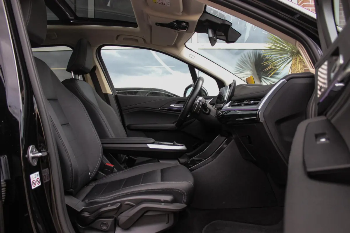 230e xDrive Luxury Line | 1e eigenaar | BTW auto | Driving Assistant | Harman Kardon | 360 camera | Panoramadak | Head-up | M-sportstuur | Keyless entry