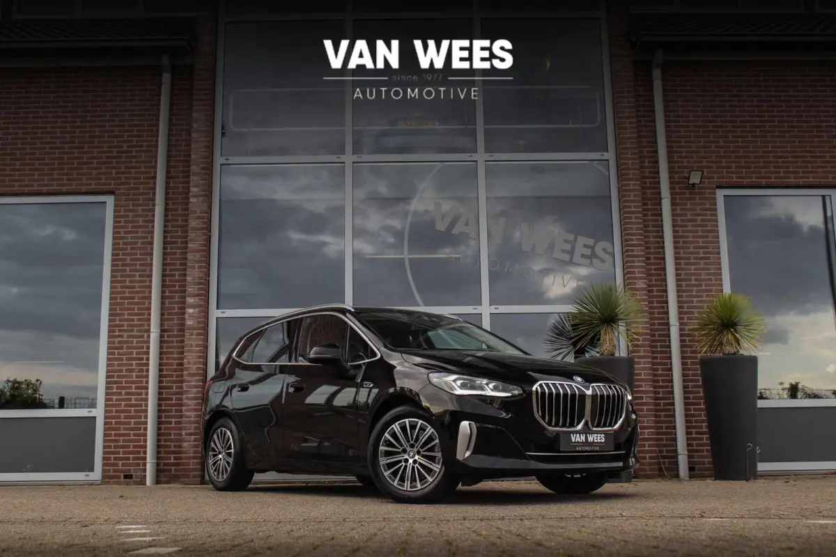 230e xDrive Luxury Line | 1e eigenaar | BTW auto | Driving Assistant | Harman Kardon | 360 camera | Panoramadak | Head-up | M-sportstuur | Keyless entry