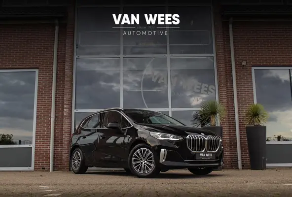 230e xDrive Luxury Line | 1e eigenaar | BTW auto | Driving Assistant | Harman Kardon | 360 camera | Panoramadak | Head-up | M-sportstuur | Keyless entry
