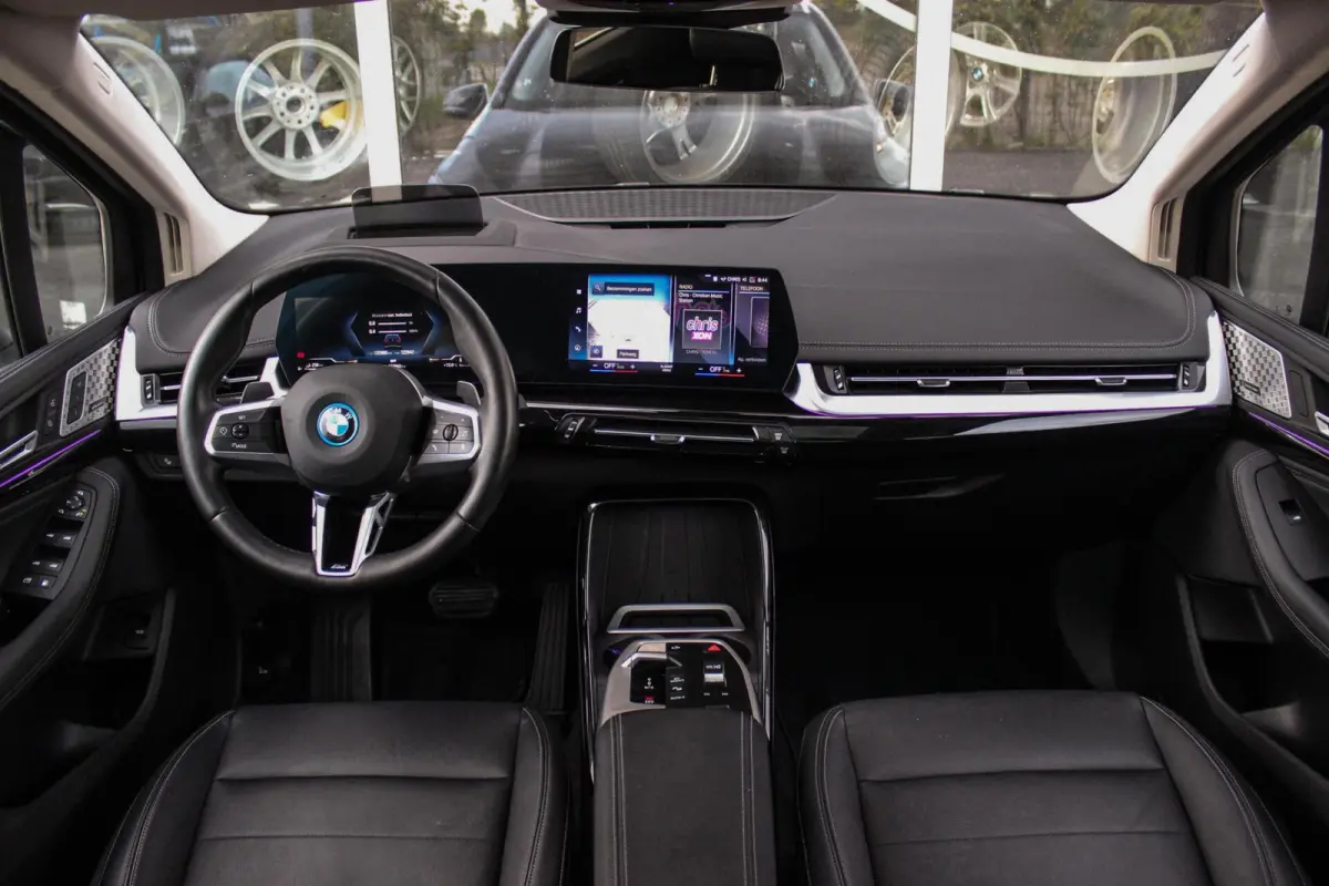 230e xDrive Luxury Line | 1e eigenaar | BTW auto | Driving Assistant | Harman Kardon | 360 camera | Panoramadak | Head-up | M-sportstuur | Keyless entry
