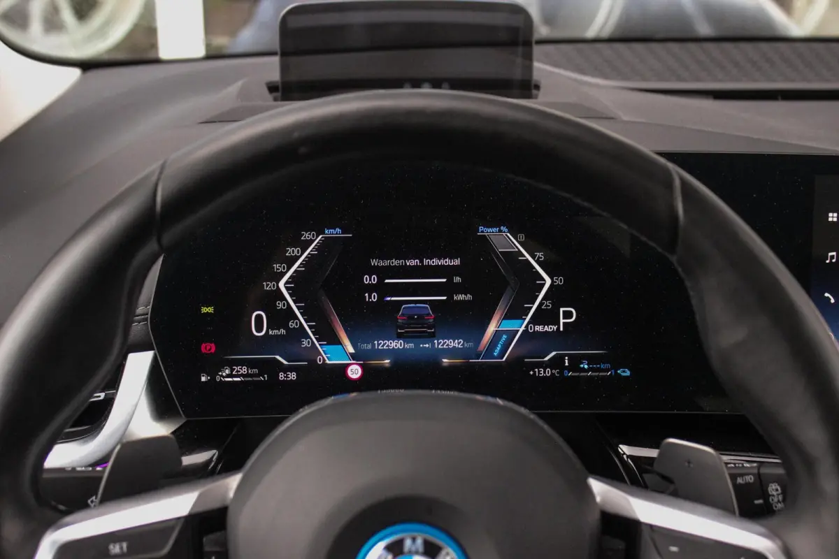 230e xDrive Luxury Line | 1e eigenaar | BTW auto | Driving Assistant | Harman Kardon | 360 camera | Panoramadak | Head-up | M-sportstuur | Keyless entry