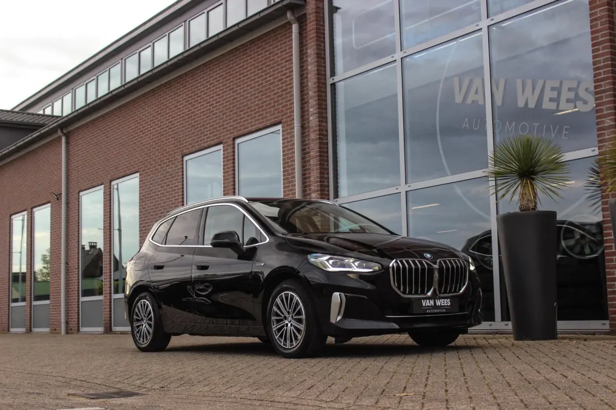 230e xDrive Luxury Line | 1e eigenaar | BTW auto | Driving Assistant | Harman Kardon | 360 camera | Panoramadak | Head-up | M-sportstuur | Keyless entry