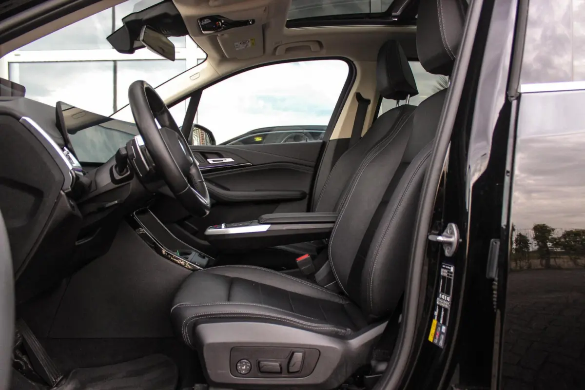230e xDrive Luxury Line | 1e eigenaar | BTW auto | Driving Assistant | Harman Kardon | 360 camera | Panoramadak | Head-up | M-sportstuur | Keyless entry