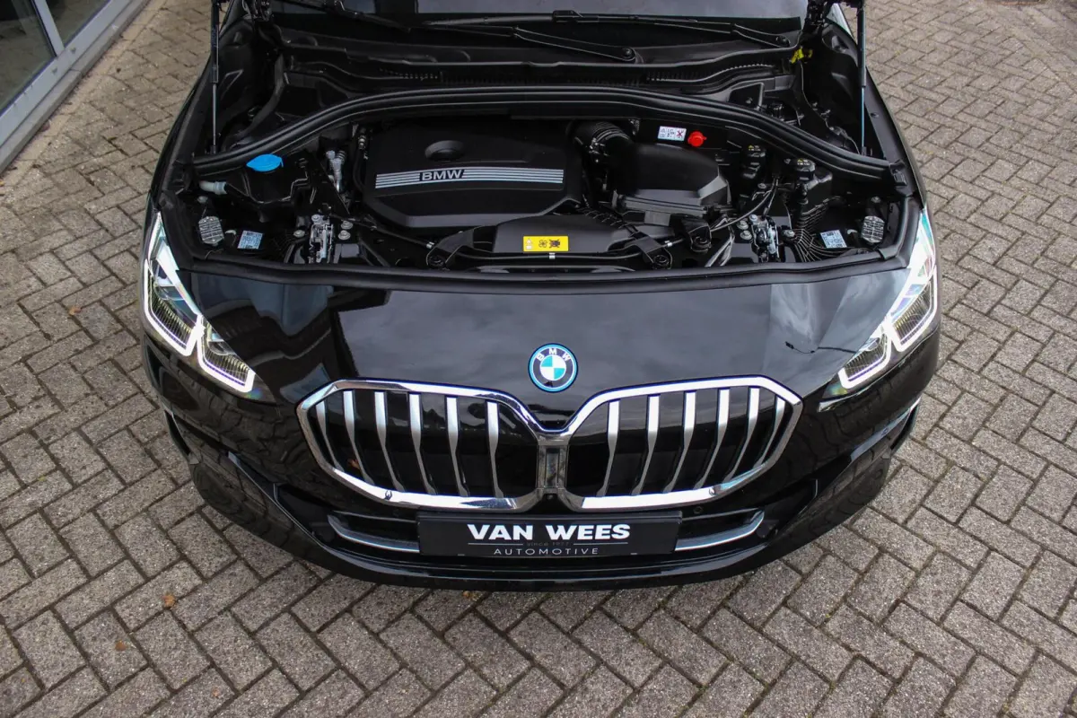 230e xDrive Luxury Line | 1e eigenaar | BTW auto | Driving Assistant | Harman Kardon | 360 camera | Panoramadak | Head-up | M-sportstuur | Keyless entry