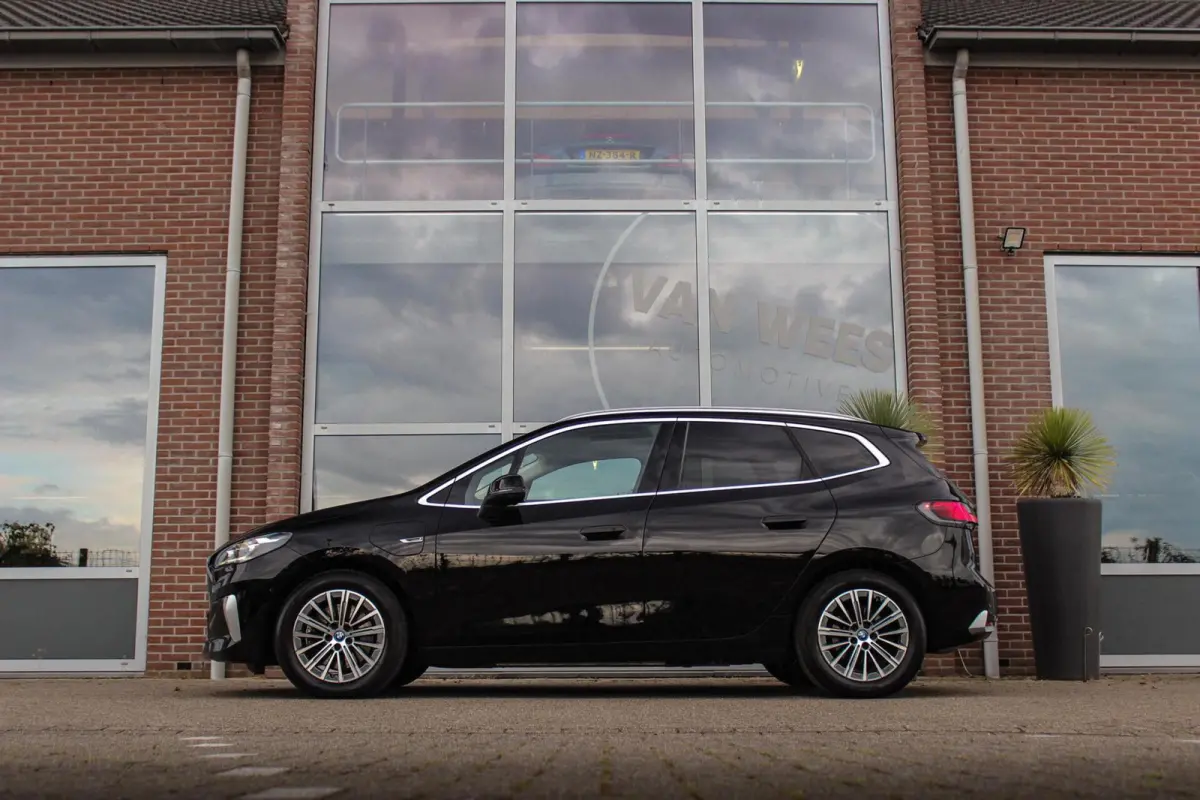 230e xDrive Luxury Line | 1e eigenaar | BTW auto | Driving Assistant | Harman Kardon | 360 camera | Panoramadak | Head-up | M-sportstuur | Keyless entry