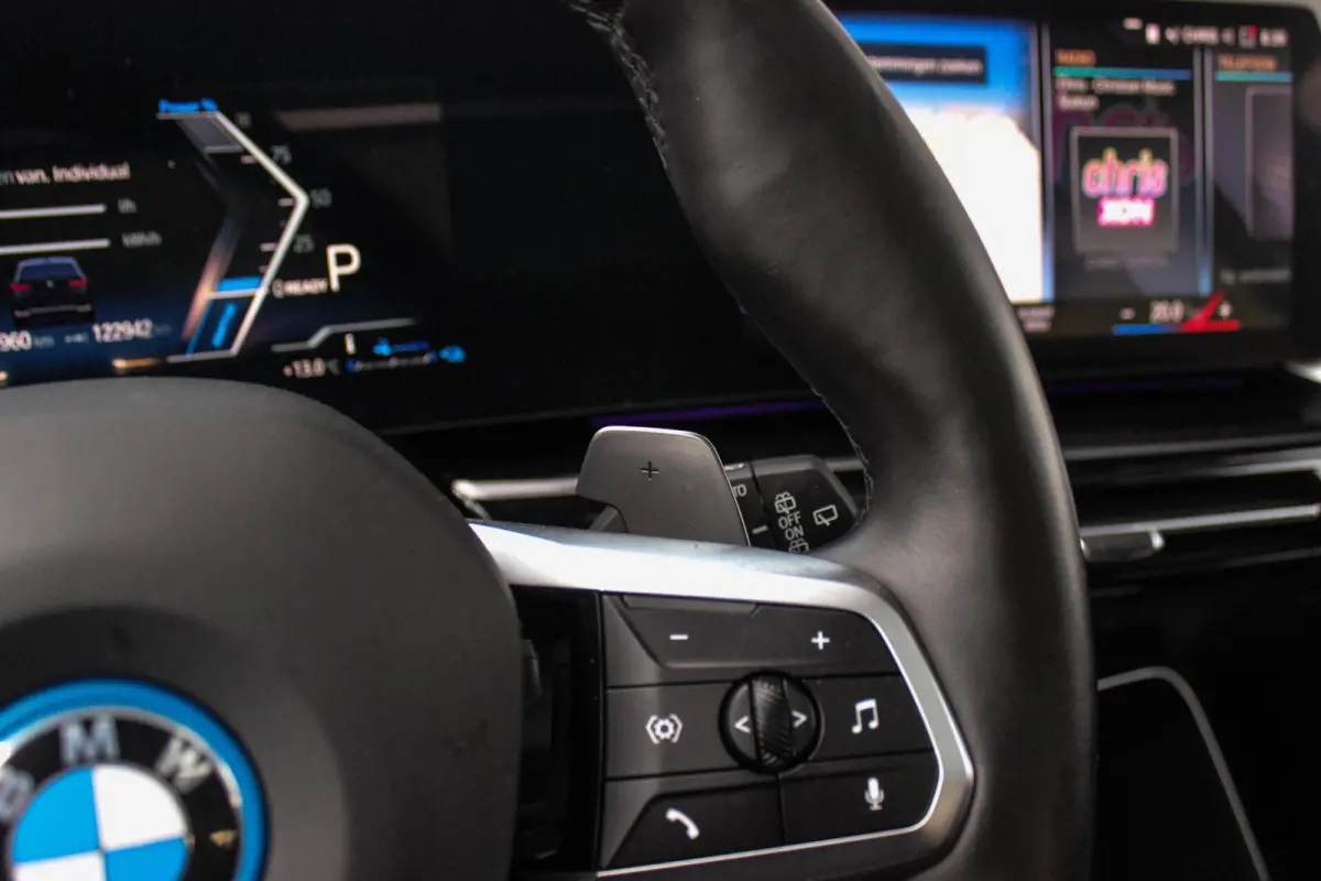 230e xDrive Luxury Line | 1e eigenaar | BTW auto | Driving Assistant | Harman Kardon | 360 camera | Panoramadak | Head-up | M-sportstuur | Keyless entry