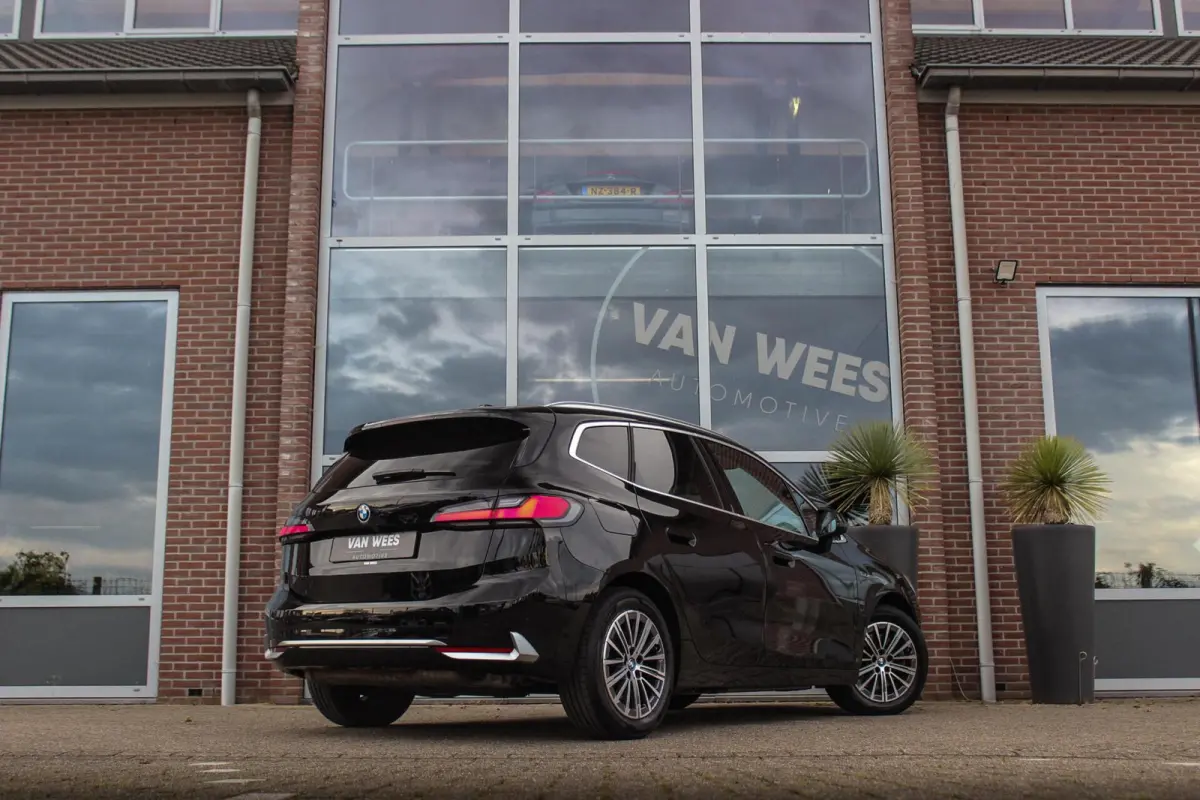 230e xDrive Luxury Line | 1e eigenaar | BTW auto | Driving Assistant | Harman Kardon | 360 camera | Panoramadak | Head-up | M-sportstuur | Keyless entry