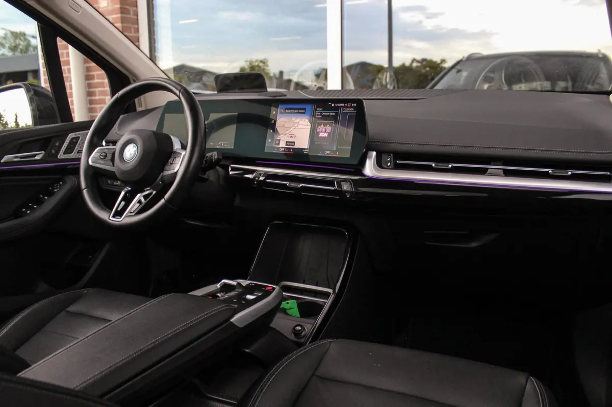 230e xDrive Luxury Line | 1e eigenaar | BTW auto | Driving Assistant | Harman Kardon | 360 camera | Panoramadak | Head-up | M-sportstuur | Keyless entry